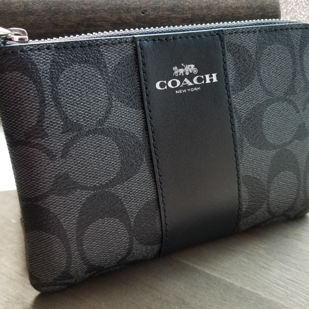 Coach NWT Corner Zip Wristlet Black/Smoke/Silver  